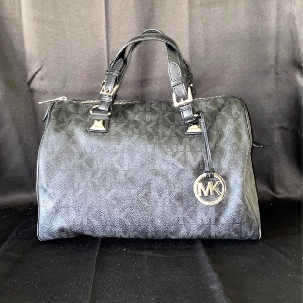 Authentic Michael Kors Leather E1209